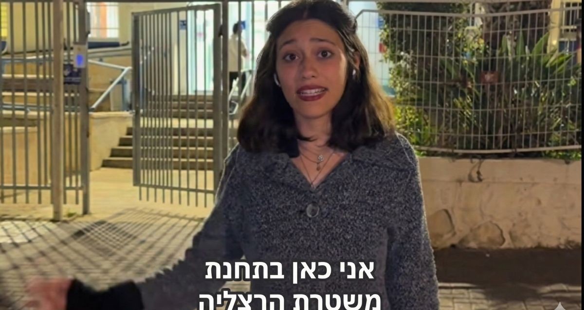 הדר מוכתר בפתח תחנת המשטרה בהרצליה. צילום מתוך סרטון הווידאו שפירסמה ברשתות