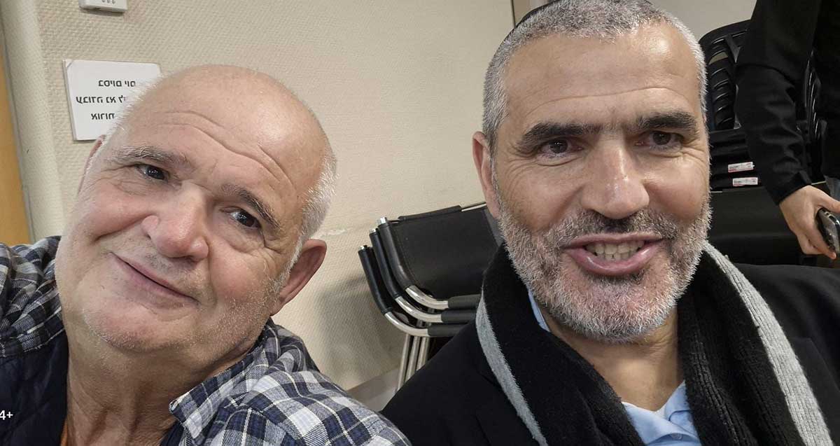 סלפי עם יעקב קורצקי וטעימה הגונה מהכריכים והתקרובת שמימנו משלמי הארנונה ברת השרון