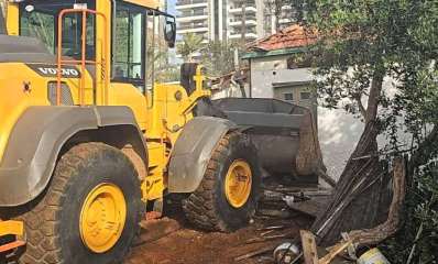 הריסת המבנה ברחוב האהבה בהוד השרון. צילום: ינוב