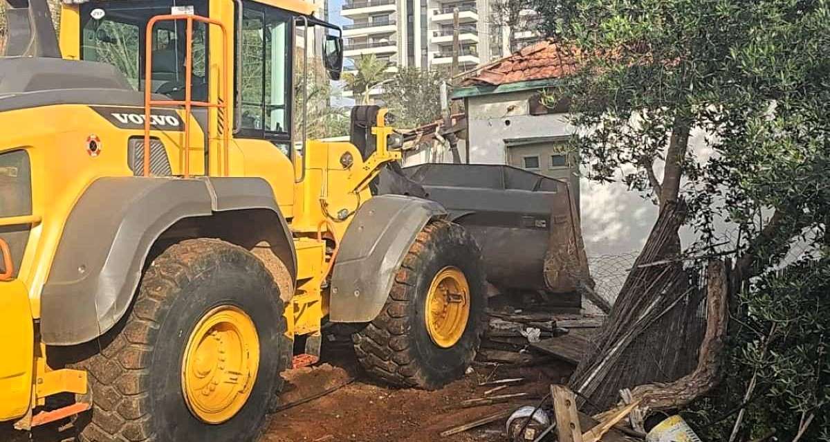 הריסת המבנה ברחוב האהבה בהוד השרון. צילום: ינוב