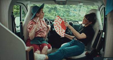 הסרט "לעזוב יום אחד". שתי נשים יושבות בתוך רכב.