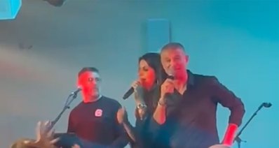 עופר לוי ועינת שרוף שרים על במה