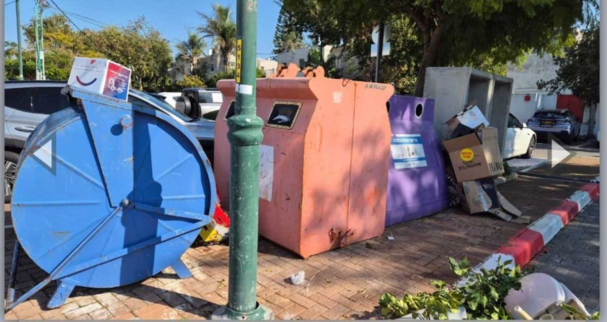 מתקני מחזור ישנים עם הרבה זבל לצידם ברמת השרון
