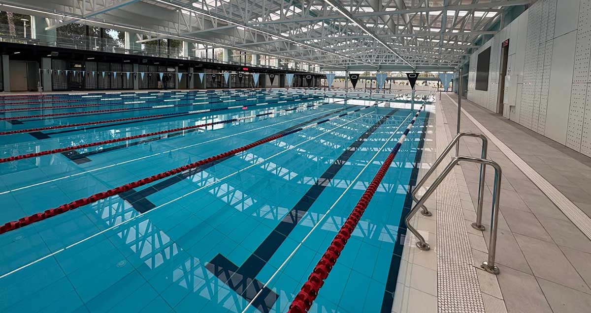 בריכה אולימפית קאנטרי הרצליה, באולם סגור ומקורה.