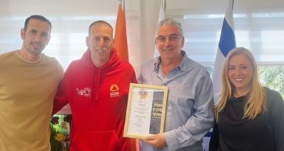 מימין לשמאל: חברת מועצת העיר, מחזיקת תיק הספורט, ענבר סמובסקיף ראש העיר חיים ברוידא, אורן גל וששי דניאל, מנהל רשות הספורט. צילום: עיריית רעננה