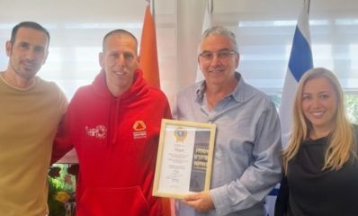 מימין לשמאל: חברת מועצת העיר, מחזיקת תיק הספורט, ענבר סמובסקיף ראש העיר חיים ברוידא, אורן גל וששי דניאל, מנהל רשות הספורט. צילום: עיריית רעננה