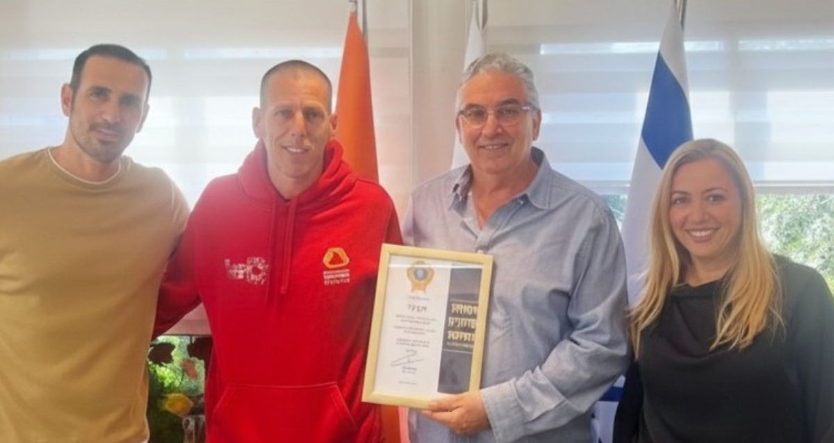 מימין לשמאל: חברת מועצת העיר, מחזיקת תיק הספורט, ענבר סמובסקיף ראש העיר חיים ברוידא, אורן גל וששי דניאל, מנהל רשות הספורט. צילום: עיריית רעננה