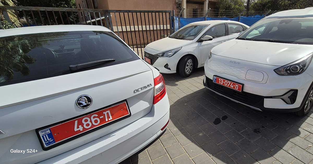 ניידות משטרה על המדרכות ברמת השרון