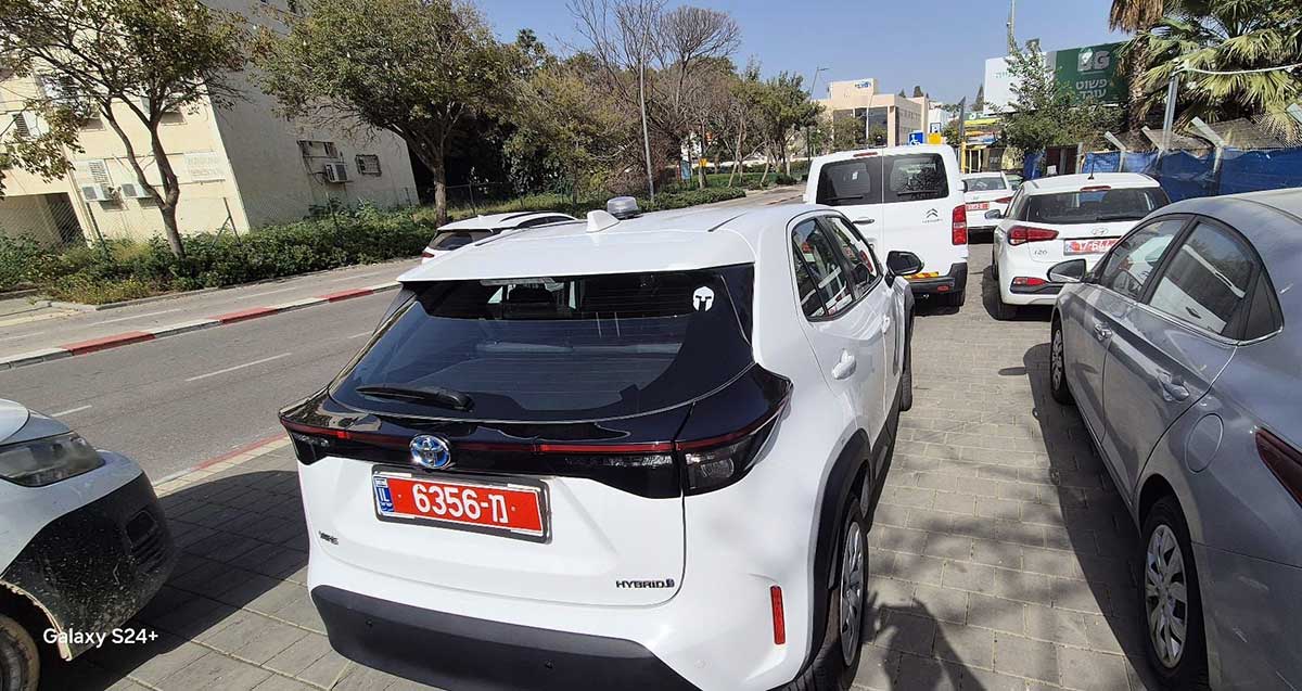 ניידות משטרה על המדרכות ברמת השרון