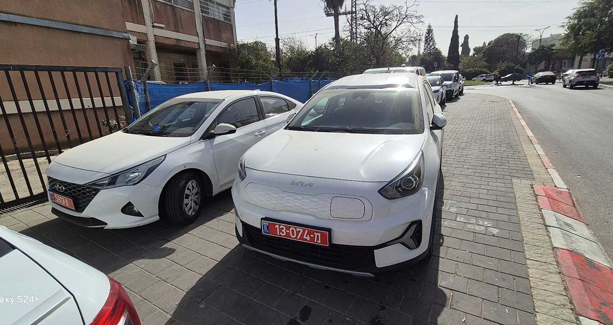 ניידות משטרה על המדרכות ברמת השרון