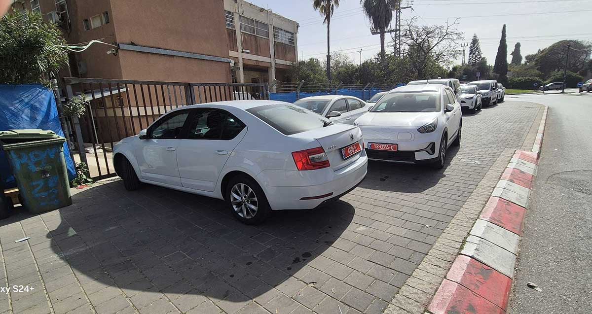 ניידות משטרה על המדרכות ברמת השרון