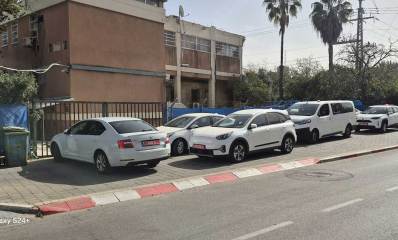 ניידות משטרה על המדרכות ברמת השרון