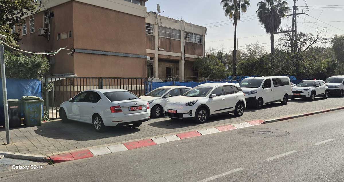 ניידות משטרה על המדרכות ברמת השרון