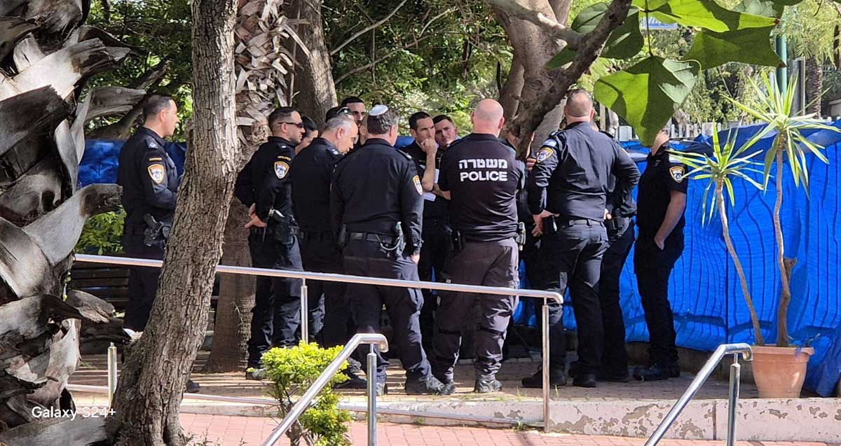 השוטרים שחנו על המדרכה ניהלו שיחת מוטיבציה בחצר משטרת רמת השרון. צילום: יריב לוין