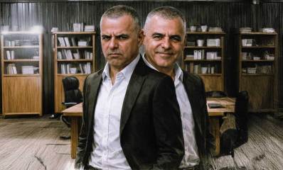 איור של רפי סער בפנים כועסות ובפנים שמחות במשרד אפלולי