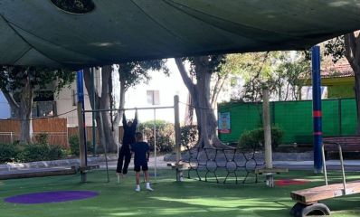 גינה ציבורית עםדשא סינטטי והצללה, ומתקני משחק, צילום: עיריית כפר סבא