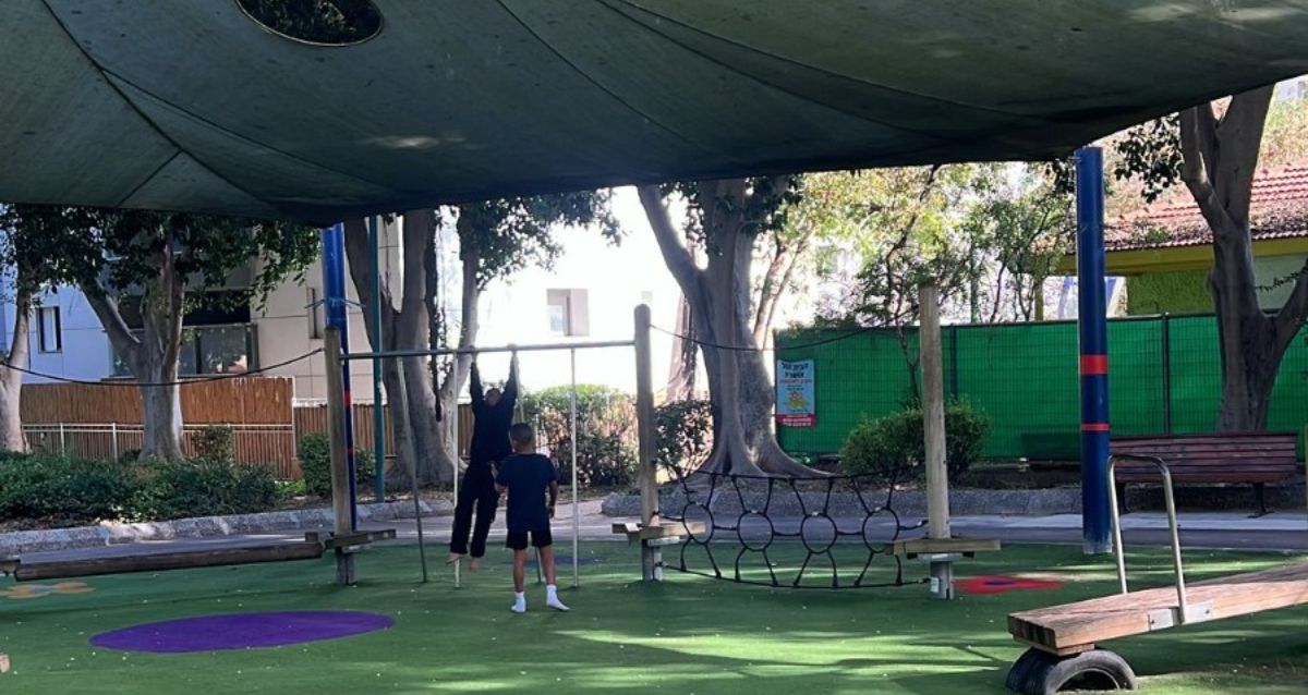 גינה ציבורית עםדשא סינטטי והצללה, ומתקני משחק, צילום: עיריית כפר סבא