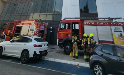 שתי כבאיות ולוחמי אש מחוץ לביניין, צילום: כבאות והצלה