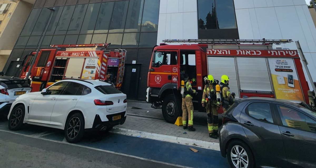 שתי כבאיות ולוחמי אש מחוץ לביניין, צילום: כבאות והצלה