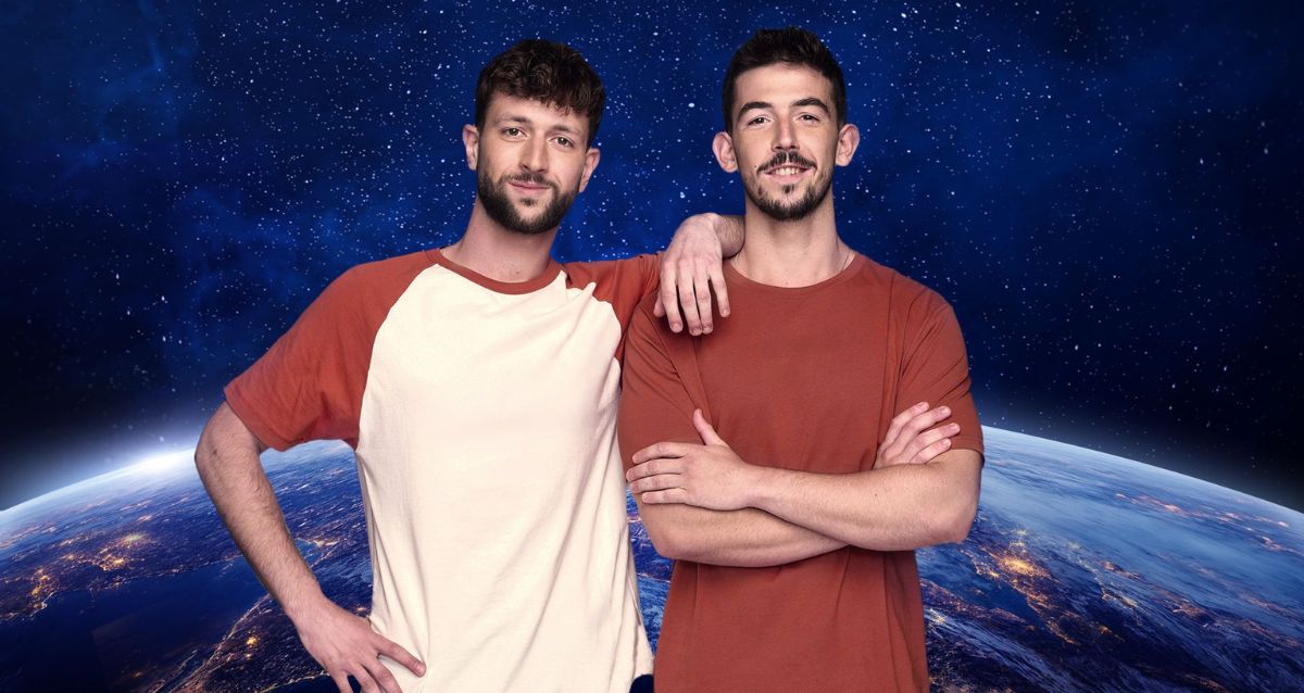 האחים עמרי ואיתי רוזנבליט - לבושים בחולצות בגווני כתום וכתום לבן, איתי מניח ידו על הכתף של עמרי, ברקע תמונה של כדור הארץ, צילום: משה נחמוביץ'