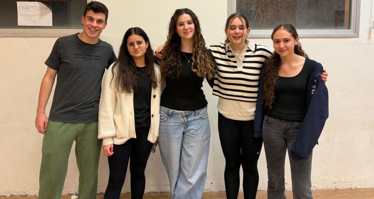 מועצת הנוער החדשה של הרצליה. מימין לשמאל: אריאל, שקד, מאיה, עופרי ואיתי. צילום: עיריית הרצליה