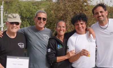 מצולמים מימין לשמאל: מויזס גולדנר, שלמה אלמגור, רלי צין סמנכלית באח גדול, אבי נחום, יהודה נווה מקבוצת הנגיד מתנדבים. קרדיט תמונה: אח גדול למען חיילים בודדים