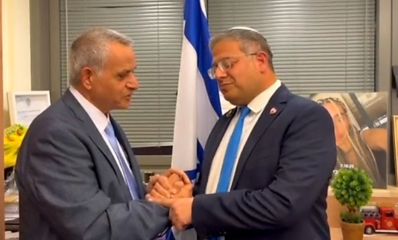 איתמר בן גביר לוחץ את ידו של אלברט טייב, צילום: לשכת השר