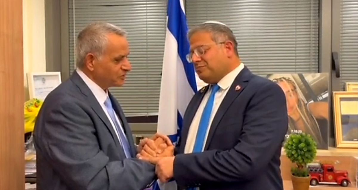 איתמר בן גביר לוחץ את ידו של אלברט טייב, צילום: לשכת השר