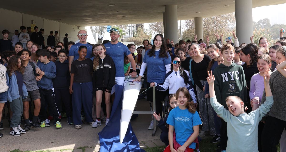 הקייאקיסטים והתלמידים עומדים ליד הסירה, צילום: קרן איזיקסון