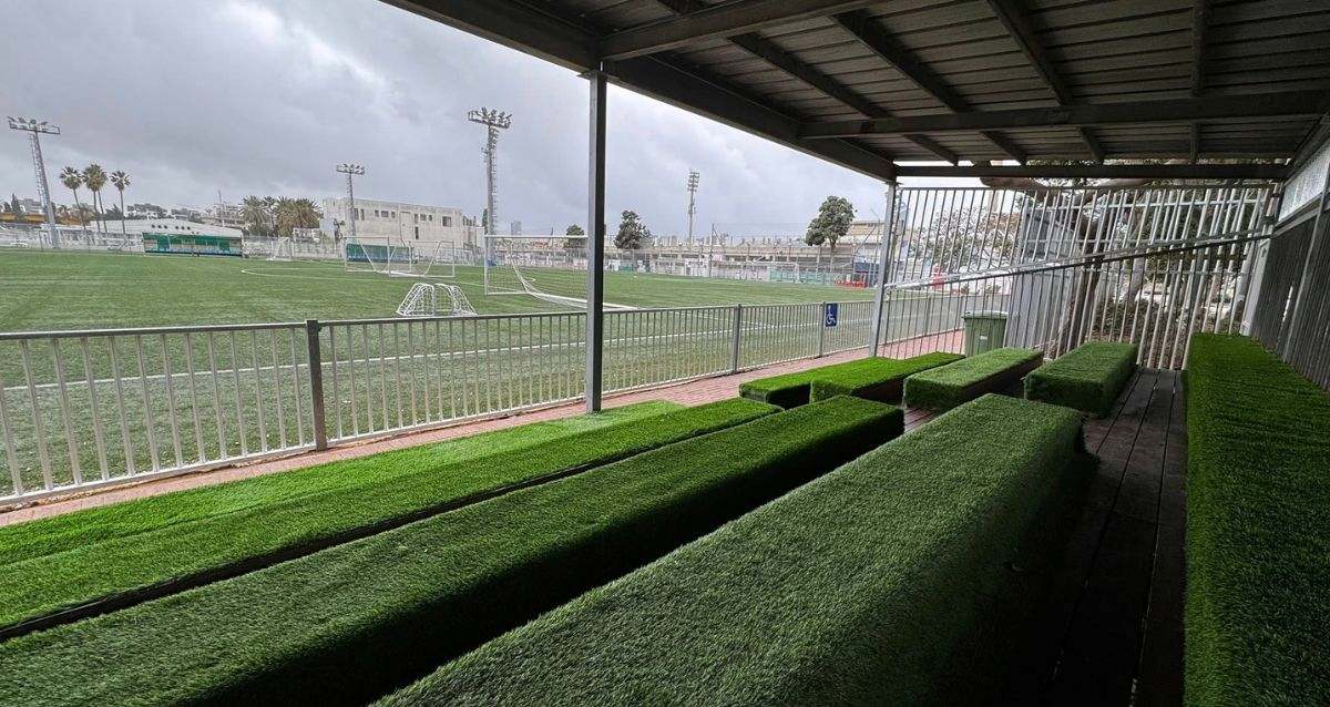 טריבונות יציע במגרש הכדורגל מכוסות דשא סינטטי, צילום: עיריית הרצליה