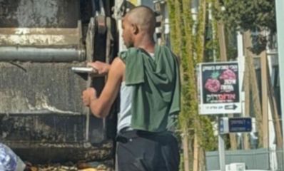 עובד זבל על המשאית לפינוי אשפה מחזיק נשק בצבע כסף, צילום: מתוך רשתות חברתיות לפי סעיף 27א'