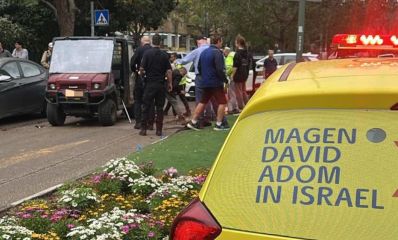 רכב צהוב של מדא בזירת האירוע ברחוב העצמאות, ברקע אנשים ליד מקום התאונה, צילום: מד"א