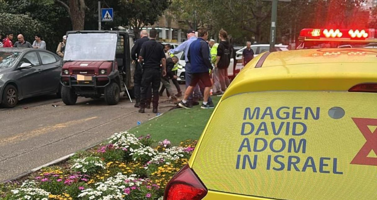 רכב צהוב של מדא בזירת האירוע ברחוב העצמאות, ברקע אנשים ליד מקום התאונה, צילום: מד"א