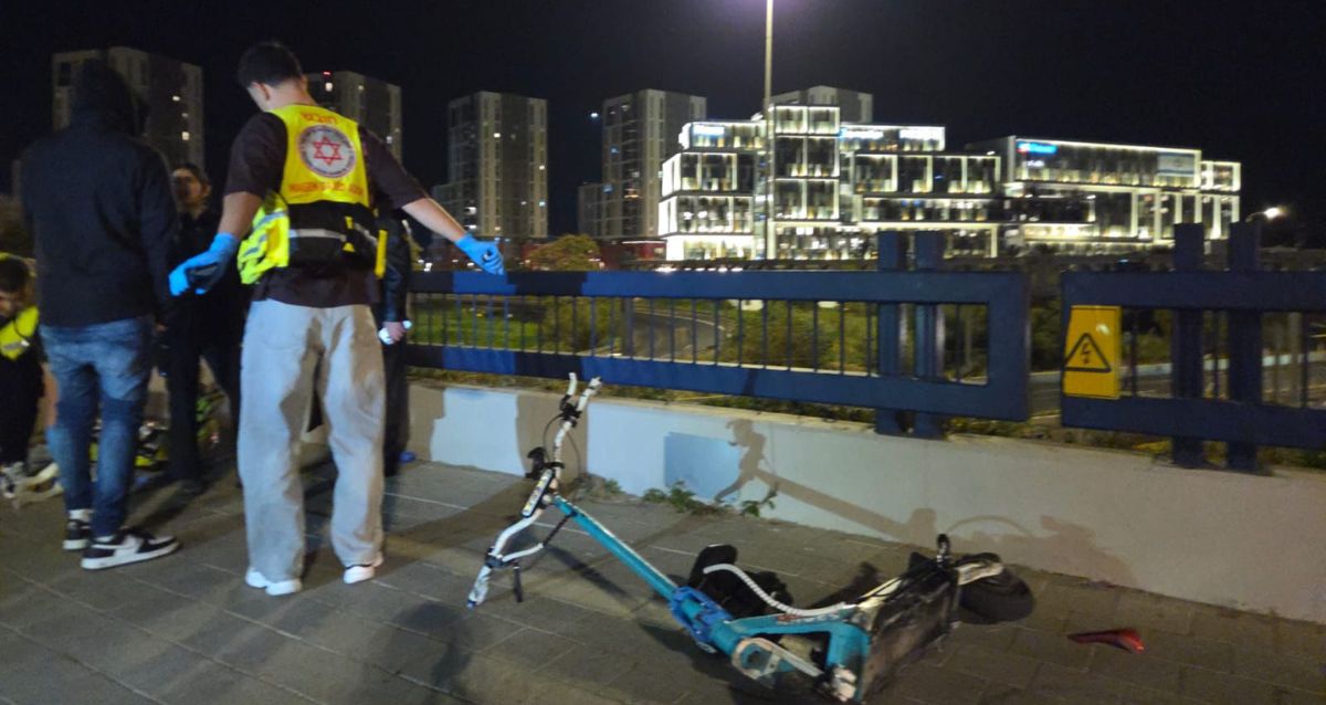 זירת התאונה במחלף שבעת הכוכבים, קורקינט על הרצפה ואיש מד"א ליד, צילום: מד"א