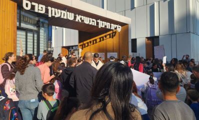 הורים ותלמידים עומדים מחוץ לקריית החינוך הנשיא ומפגינים למען שומר הנדיב, צילום: פרטי