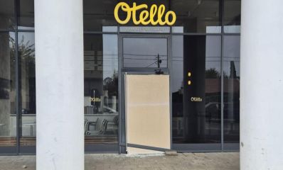 חזית הבית היסק אוטלו עם דלת זכוכית מנופצת, צילום: מתוך רשתות חברתיות לפי סעיף 27א'.