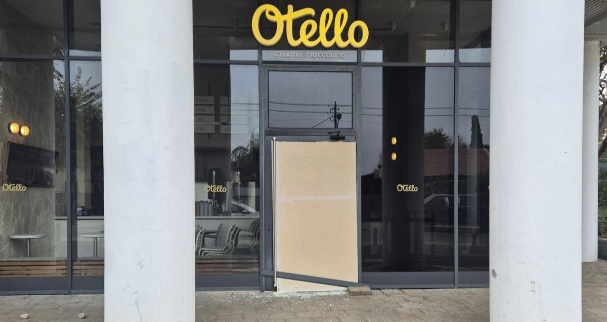 חזית הבית היסק אוטלו עם דלת זכוכית מנופצת, צילום: מתוך רשתות חברתיות לפי סעיף 27א'.