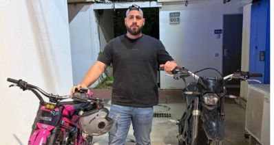 בלש ליד שני אופנועים חשמליים בצבע שחור ו-ורוד, צילום: משטרה