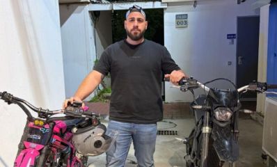 בלש ליד שני אופנועים חשמליים בצבע שחור ו-ורוד, צילום: משטרה