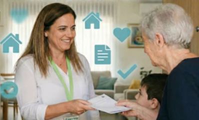 נציגה של העירייה מגישה מסמכים לאישה מבוגרת שלידה עומד ילד, צילום: מתוך הפייסבוק של עיריית רעננה