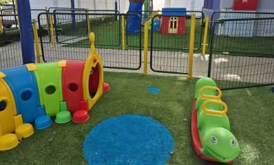 מעון שיקומי לילדים. מתקני משחקים בחצר המעון.
