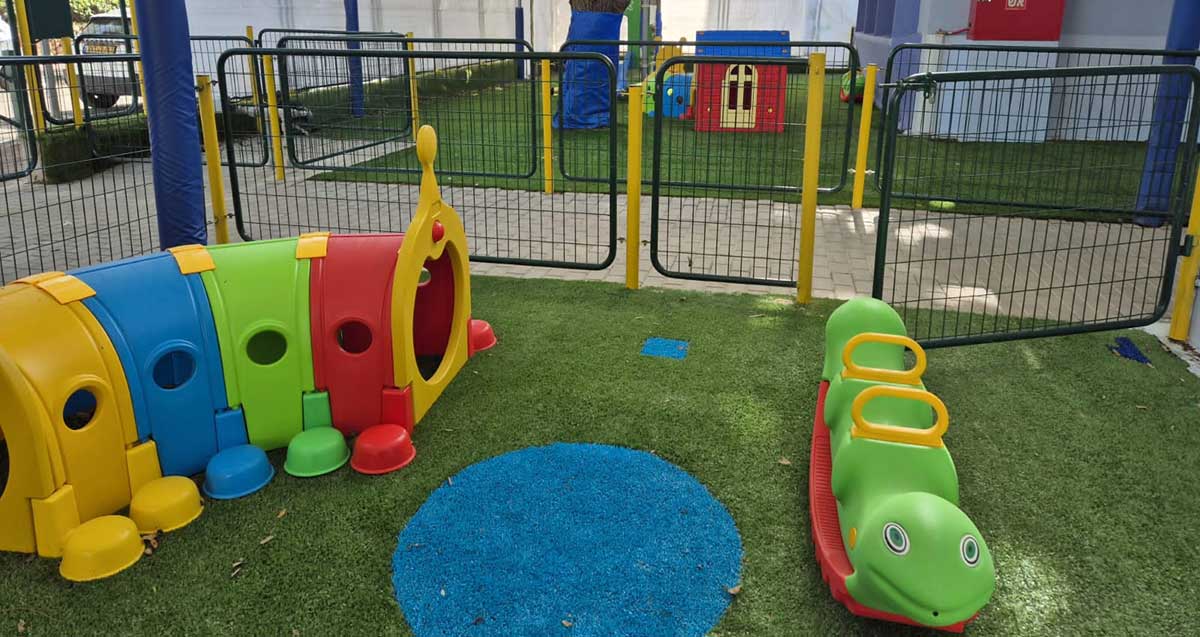 מעון שיקומי לילדים. מתקני משחקים בחצר המעון.