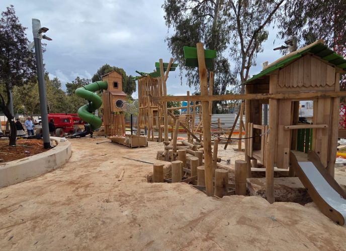 מתקני משחק מעץ על שטח חול, צילום: רימונים
