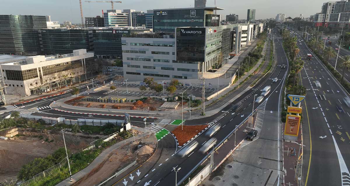 כביש 2 ואזור התעסוקה הרצליה פיתוח. כניסה ויציאה חדשים לאזור התעסוקה.