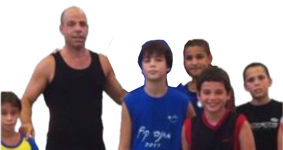 רותם ארליך עם הילדים המתאמנים אצלו במחנה הכדורסל בנווה ישראל, הרצליה. במרכז התמונה דני אבדיה הילד