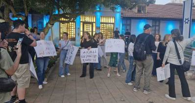 תלמידי כיתות ט' והוריהם מפגינים מול לשכת ראש העיר כפר סבא ביום שני 16.2.26. הורה עם שלט: לא משנים את חוקי המשחק שבוע לפני ההרשמה! תלמידה עם שלט: ככה לא יוצרים שוויון! הורה עם שלט: תעצרו את הרישום, אני רוצה לרדת