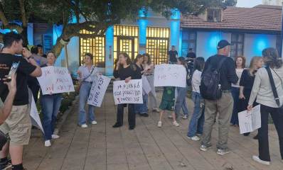 תלמידי כיתות ט' והוריהם מפגינים מול לשכת ראש העיר כפר סבא ביום שני 16.2.26. הורה עם שלט: לא משנים את חוקי המשחק שבוע לפני ההרשמה! תלמידה עם שלט: ככה לא יוצרים שוויון! הורה עם שלט: תעצרו את הרישום, אני רוצה לרדת