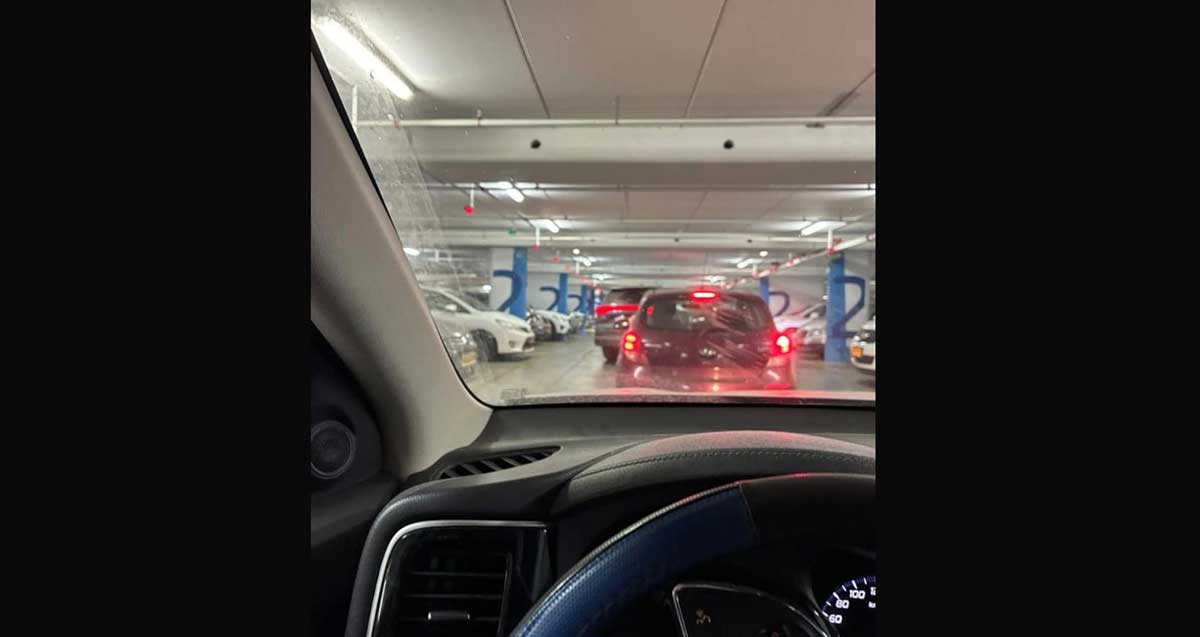 פקק תנועה בתוך החניון התת קרקעי של מתחם אושילנד בכפר סבא