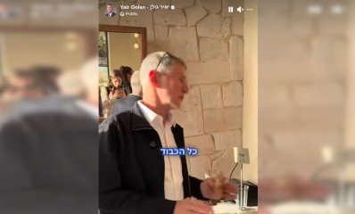 יאיר גולן מבקר בגלידריית אוטלו. צילום מסך: עמוד הפייסבוק של גולן