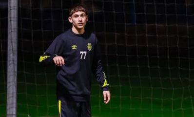 ינאי אילו ז"ל במגרש הכדורגל על הדשא עם מדי משחק כחולים, צילום: אירנה ליטינסקי